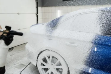 Le prélavage d'une voiture